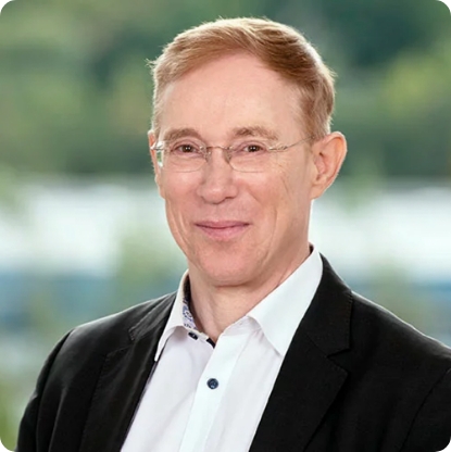 Dr. med. Johannes Müller-Steinmann praktiziert seit über 30 Jahren als Dermatologe. Botox-Experte und Kursleiter